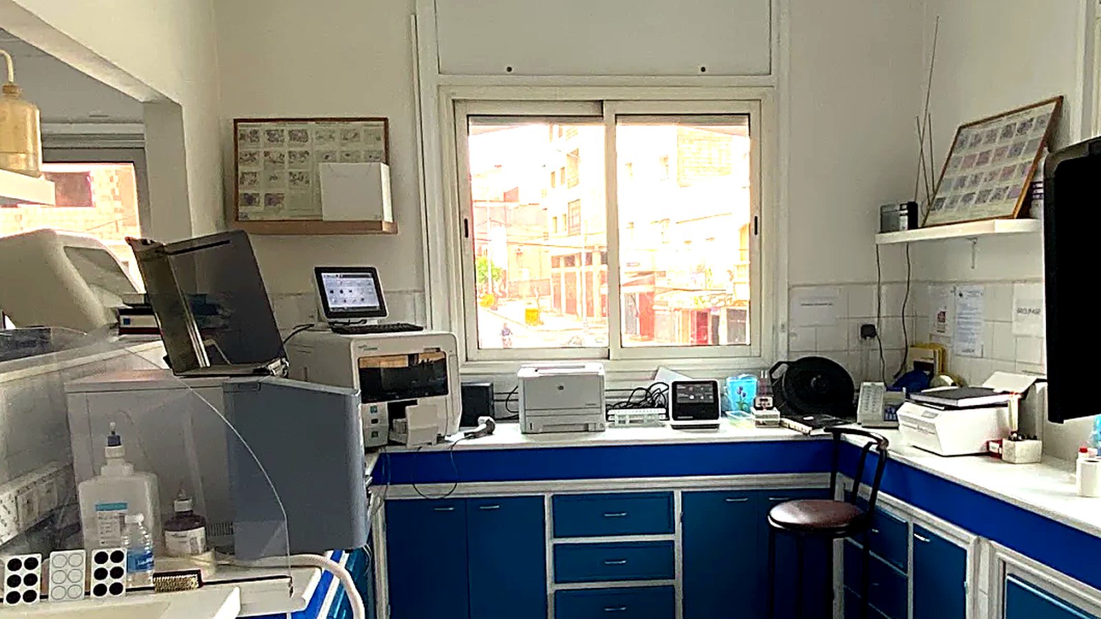 Plateau technique du Laboratoire El Amal : automates d'analyse et paillasses